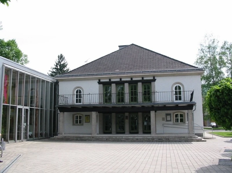 Die Kulturschmiede in Gresten mit ihrem Vorplatz